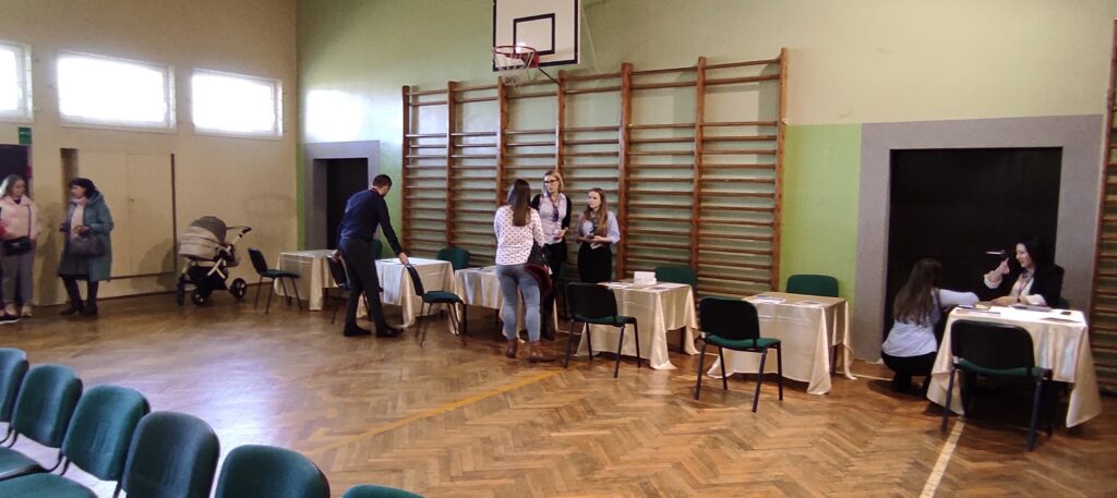 Zdjęcie przedstawia przygotowania stolików, przy których odbędą się indywidualne rozmowy Ukraińców z pracownikami Urzędu Pracy.